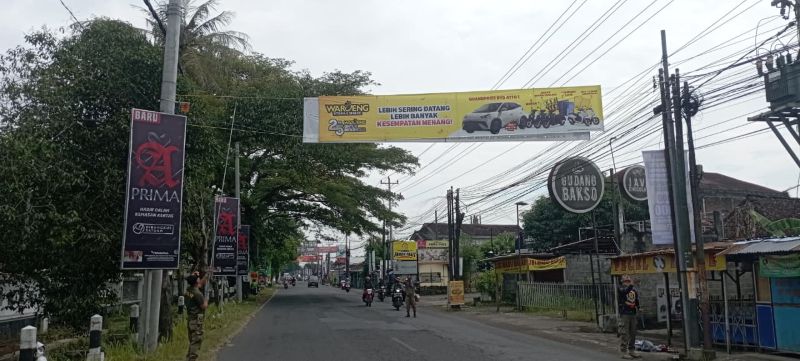 PENERTIBAN: Satpol PP Bantul sedang menertibkan spanduk dan rontek yang melanggar peraturan Rabu (28/1/2026).&nbsp;