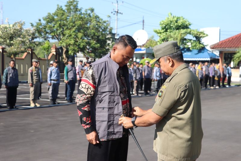 ROMPI: Perwakilan Jaga Warga mendapat rompi yang dapat digunakan selama bertugas.&nbsp;