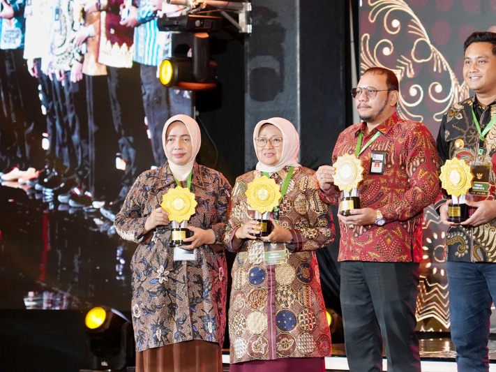 Bupati Kebumen Lilis Nuryani dan Bupati Purworejo Yuli Hastuti menerima penghargaan UHC Awards dari BPJS Kesehatan. (Dokumentasi BPJS Kesehatan Cabang Kebumen)