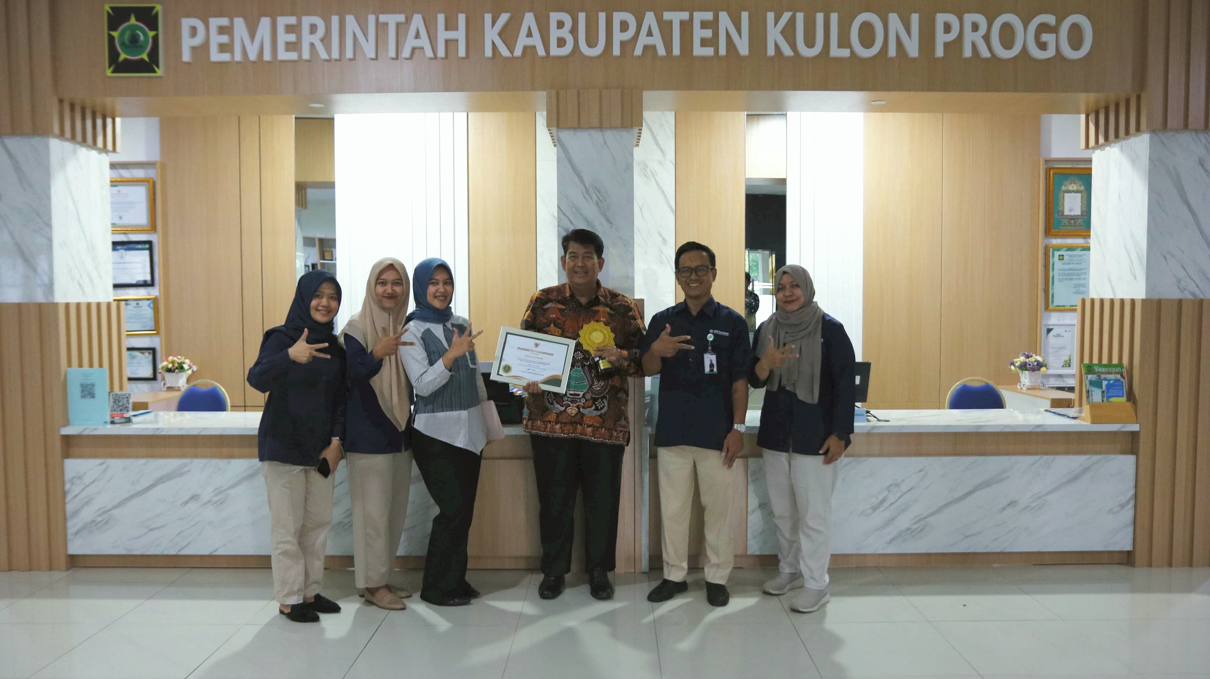 Bupati Kulon Progo menerima penghargaan UHC Award 2026.