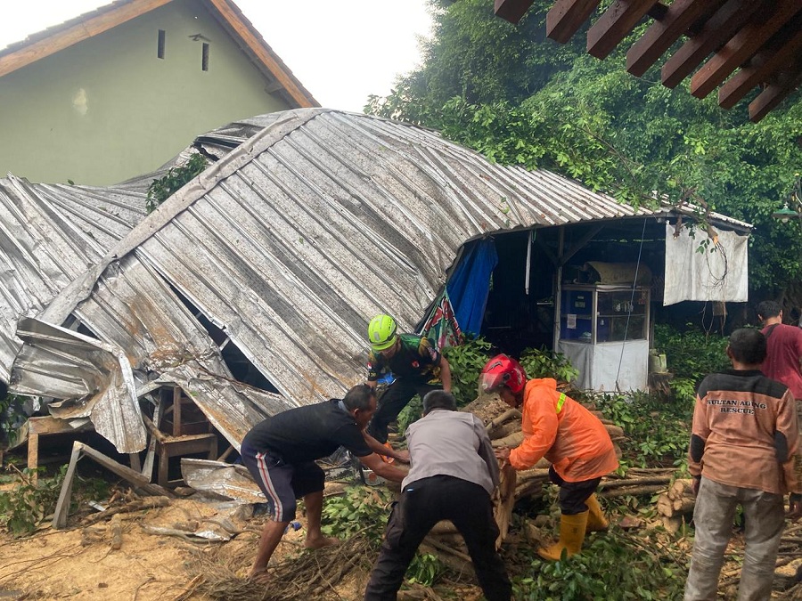 Pohon tumbang di Banguntapan. Pendapa yang ambruk akibat hujan deras dan angin kencang di Padukuhan Singosaren 3, Kalurahan Singosaren, Kapanewon Banguntapan Kamis (29/1/2026).
