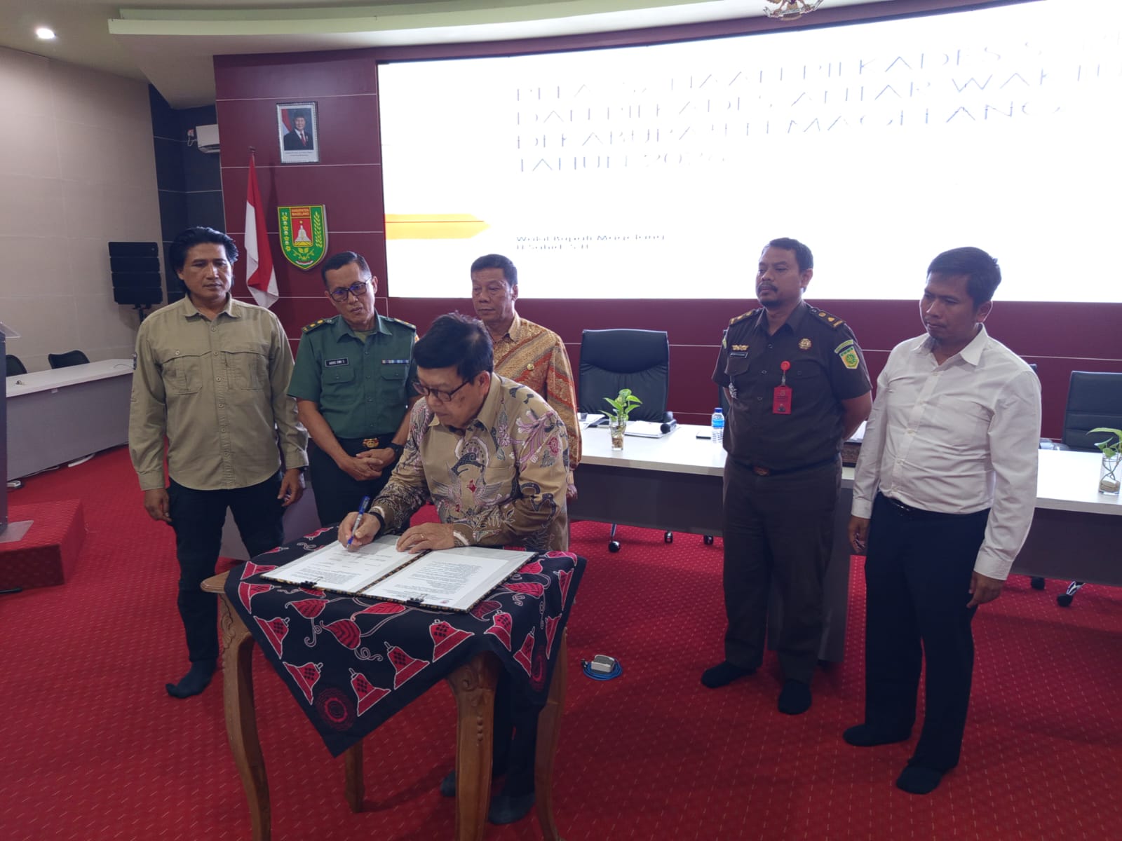 Penandatanganan berita acara kesepakatan bersama penyelenggaraan Pilkades serentak dan Pilkades pergantian antar waktu (PAW) tahun 2026, Kamis (29/1).