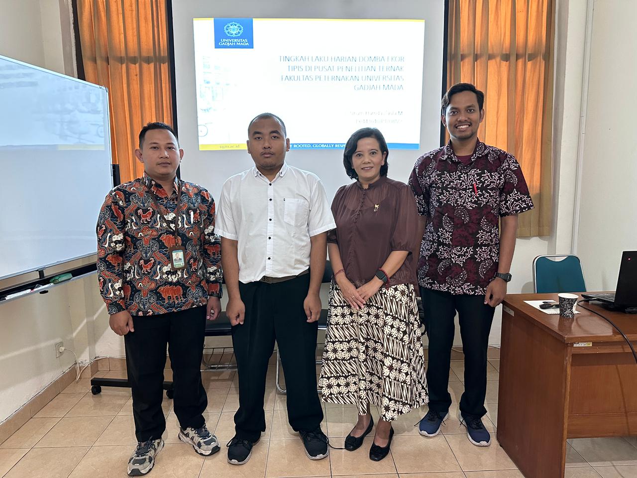 Siham Hamda Zaula Mumtaza (dua dari kiri), Mahasiswa Fakultas Peternakan (Fapet) UGM Angkatan 2019, yang menyandang Austis Asperger berhasil melaksanakan ujian skripsi, Kamis (29/1/2026).