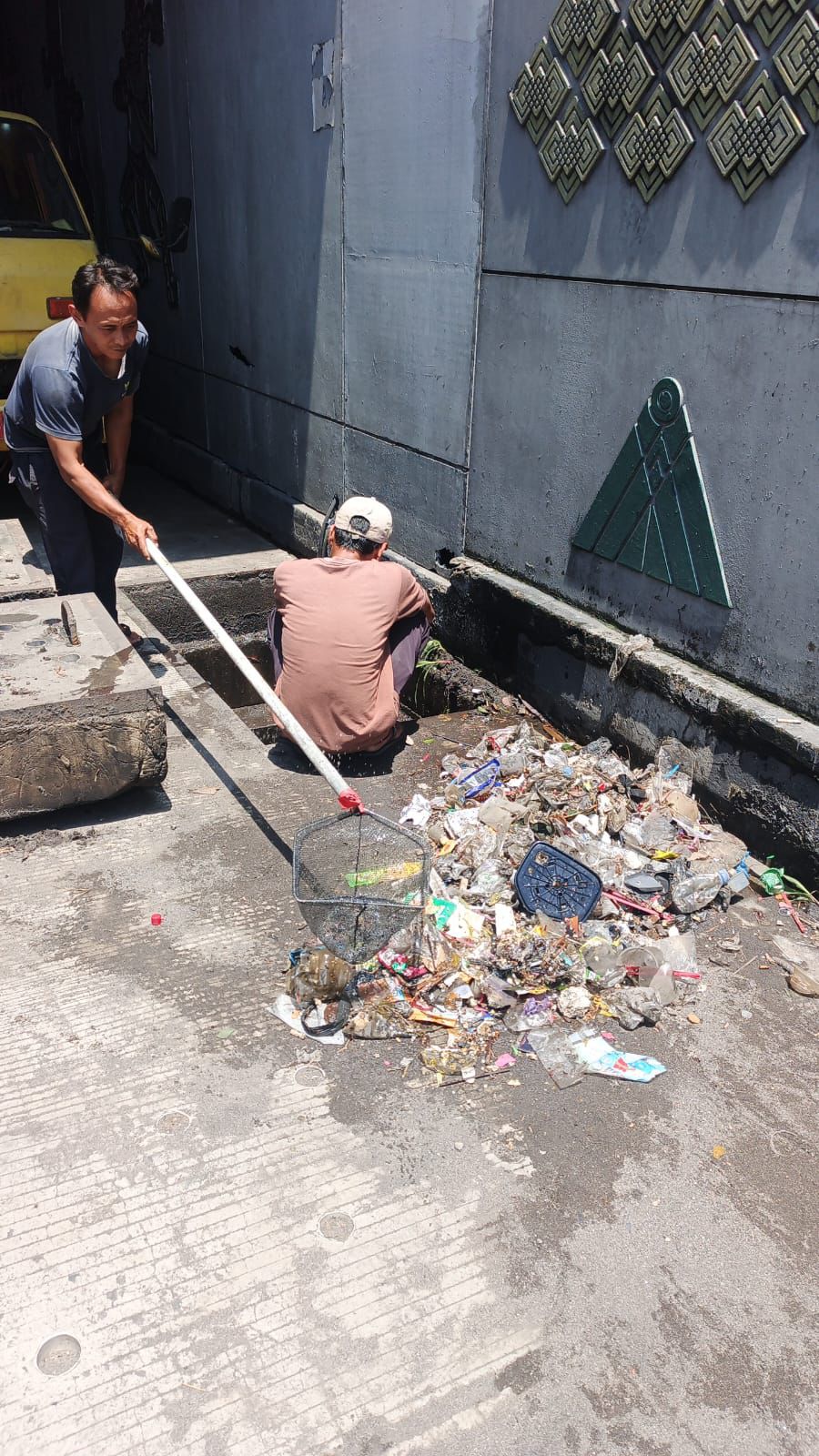 Sampah menjadi penyebah terseumbatnya aliran air di underpass Kentungan.
