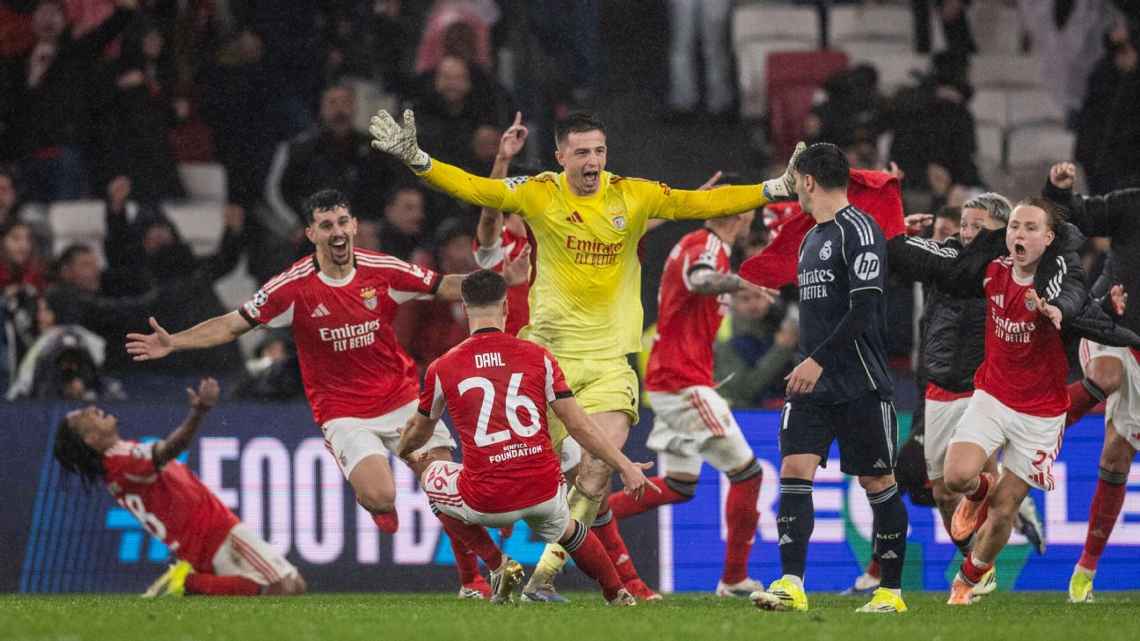 Selebrasi kiper Benfica, Anatoliy Trubin setelah mencetak gol dramatis yang mengantarkan tim ke babak playoff fase gugur