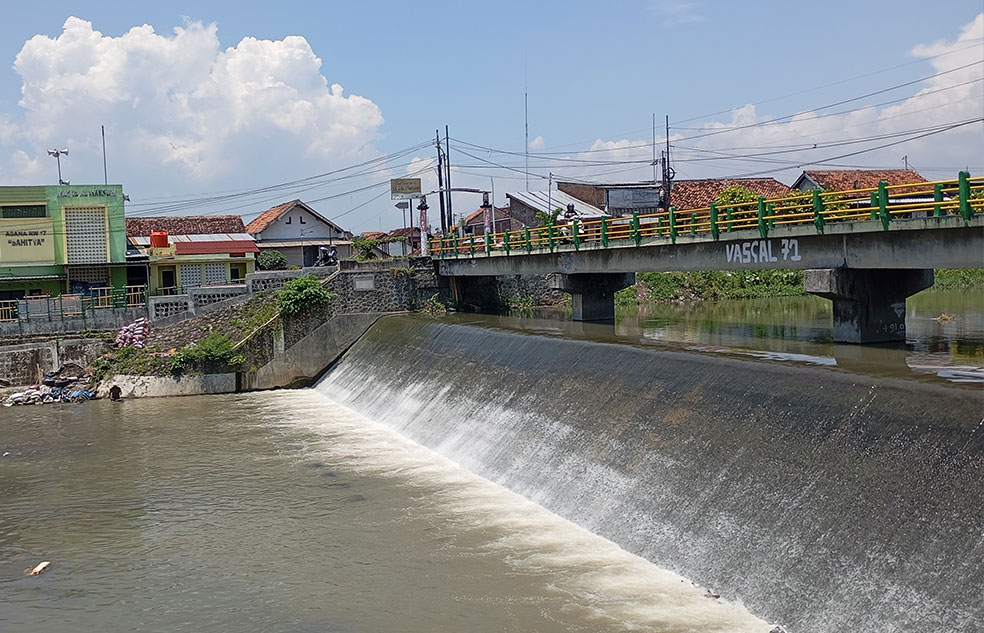 TERCEMAR: Bendung Mergangsan di Kota Jogja yang merupakan aliran Sungai Code kemarin (29/1).