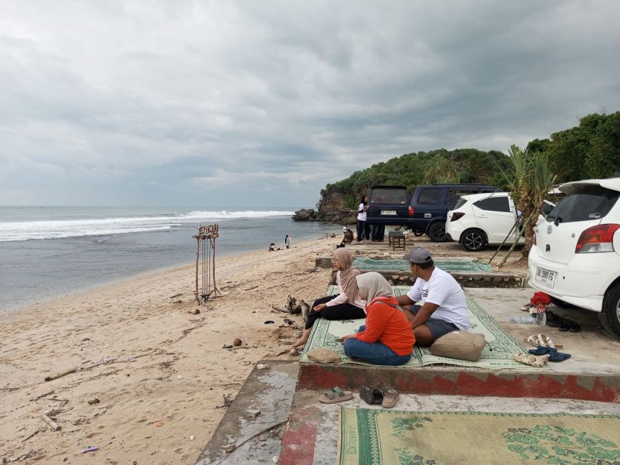 Kawasan Pantai Sepanjang dipadati wisatawan menjelang sore hari.