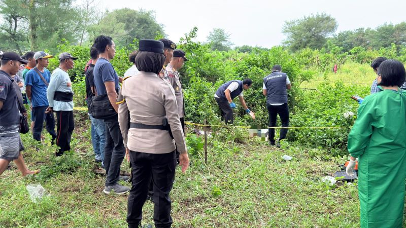 TKP: Petugas terkait sedang memeriksa tempat ditemukannya mayat di area Gumuk Pasir, Parangtritis, Kretek Rabu (28/1).