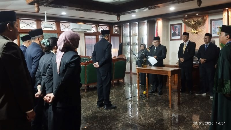 SIMBOLIS: Sekretaris Dewan Perwakilan Rakyat Daerah (DPRD) Bantul Jetis Anwar Nur Fachrudin saat dilantik di ruang kerja bupati Bantul Jumat (30/1).