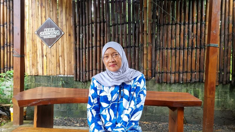KONSISTEN: Endang Sulistyani yang merupakan atlet voli, tetap gigih untuk merampungkan pendidikannya. Membuatnya berhasil berkarier di perusahaan listrik negara selama 32 ta