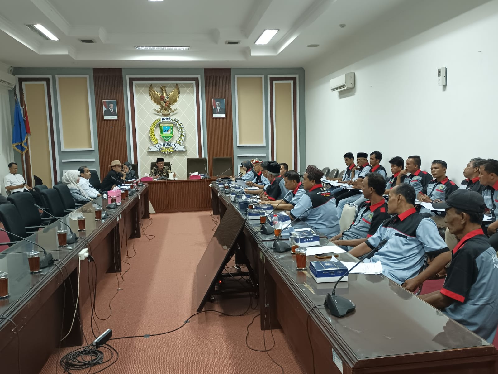 Paguyuban sopir odong-odong atau kereta kelinci menyampaikan aspirasi ke DPRD Kebumen, Jumat (30/1). (M Hafied/Radar Jogja)