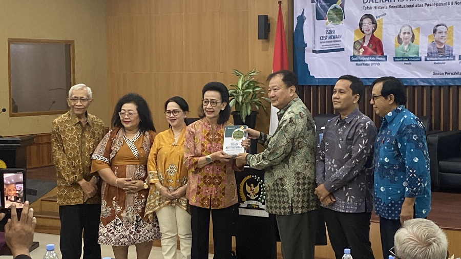 SIMBOLIS: Penyerahan buku