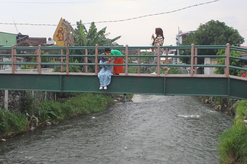 LOKASI RAWAN: Kawasan Sungai Code masih menjadi tempat masyarakat untuk membuang sampah liar. Petugas Satpol PP Kota Jogja pun masih belum bisa menemukan pelaku dari OTT