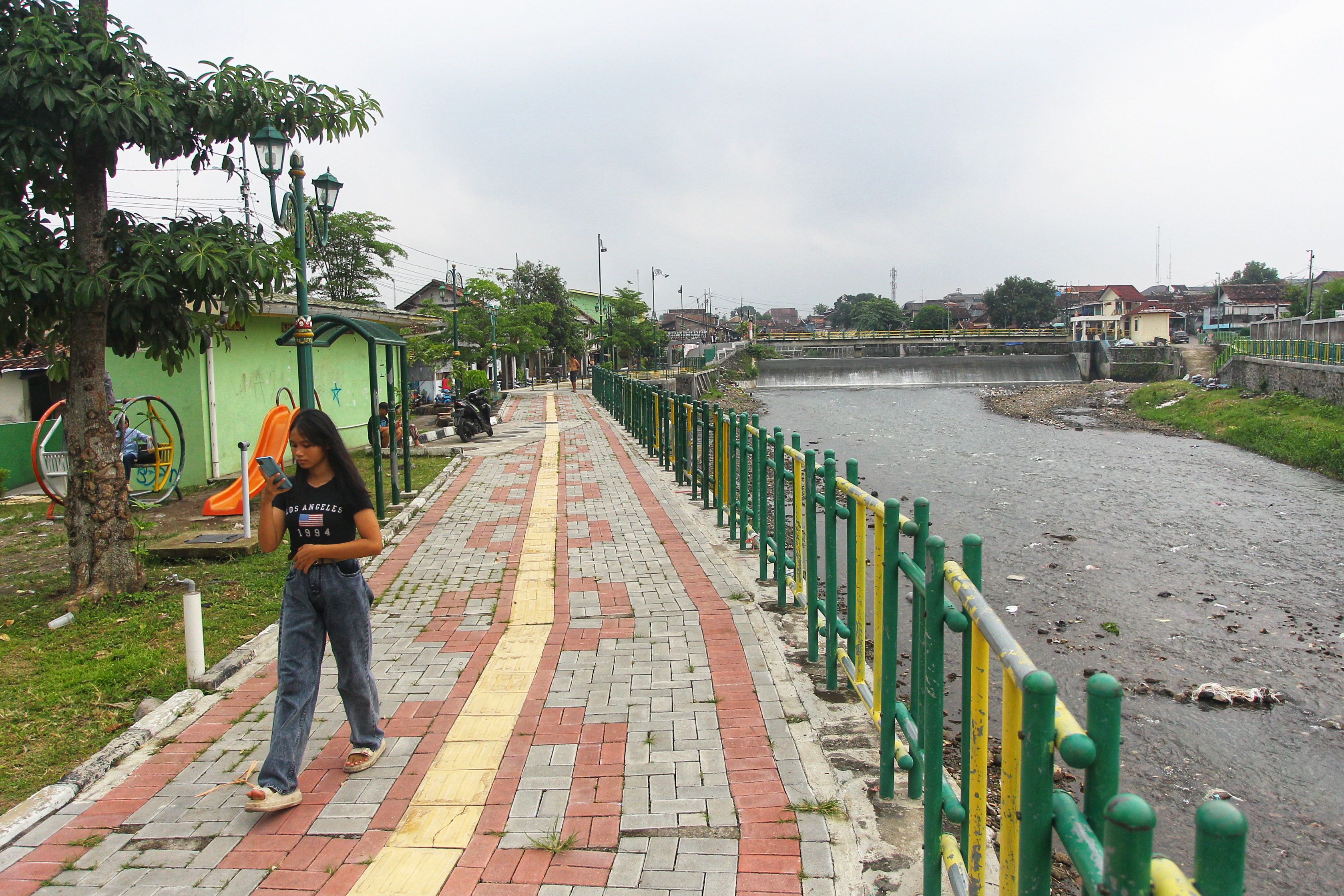 Taman Perwira di bantaran Sungai Code, Kota Jogja, kemarin (30/1), menjadi salah satu ruang terbuka yang dikembangkan sebagai destinasi wisata berbasis lingkungan sekaligus tempat rekreasi warga.
