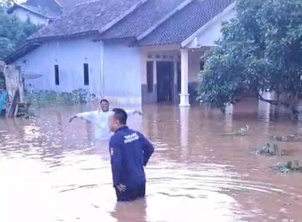 Banjir setinggi pinggang orang dewasa di Kalurahan Karangawen Kapanewon Girisubo pada Rabu Sore (29/1).