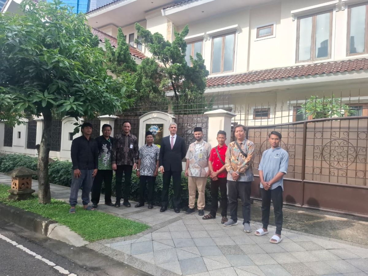 Dubes Kuwait Khalid Jassim Al Yassin bersama perwakilan RS At - Turots Al Islamy, Yogyakarta dan RS Syahid, Indramayu di depan Kedubes Kuwait di Jakarta.