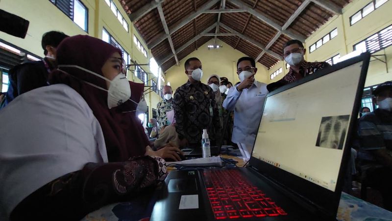 REKAM: Wamenkes meninjau proses rontgen TBC yang dilakukan di Kalurahan Sentolo.