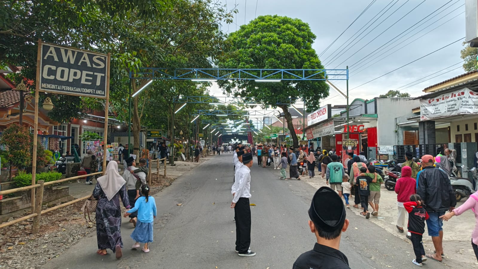 Kondisi lalu lintas di kompleks API Ponpes Salaf Tegalrejo, Jumat sore (30/1).