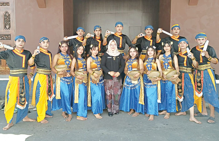Arie Setyarini bersama penari Nira Moyang selepas pentas di Pendopo Kabumian, Kebumen.