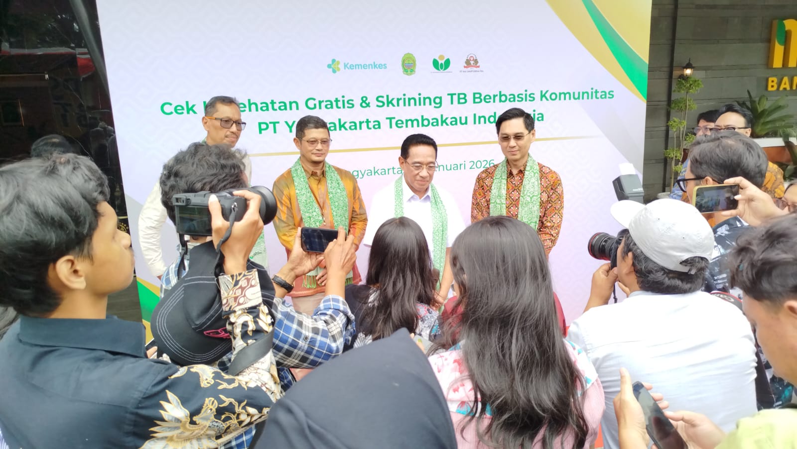 Wamenkes Benjamin Paulus Octavianus (baju putih).