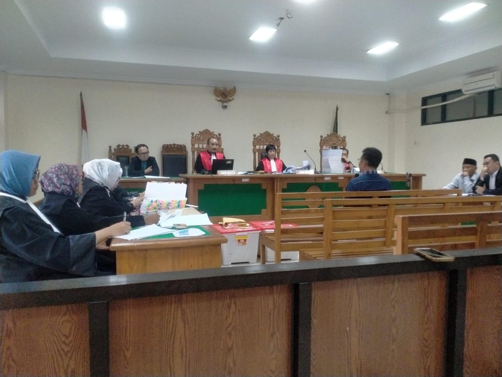 JANGAN RIBUT: Ketua Majelis Hakim Melinda Aritonang menengahi perdebatan sengit JPU dengan penasihat hukum SP, Soepriyadi saat pemeriksaan saksi Arif Kurniawan di Pengadilan