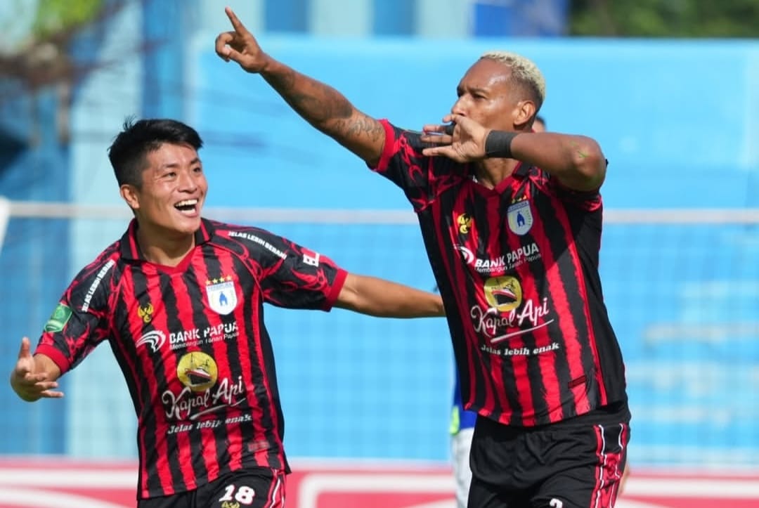 Selebrasi Artur Jesus setelah mencetak gol dalam kemenangan Persipura atas Persiku Kudus