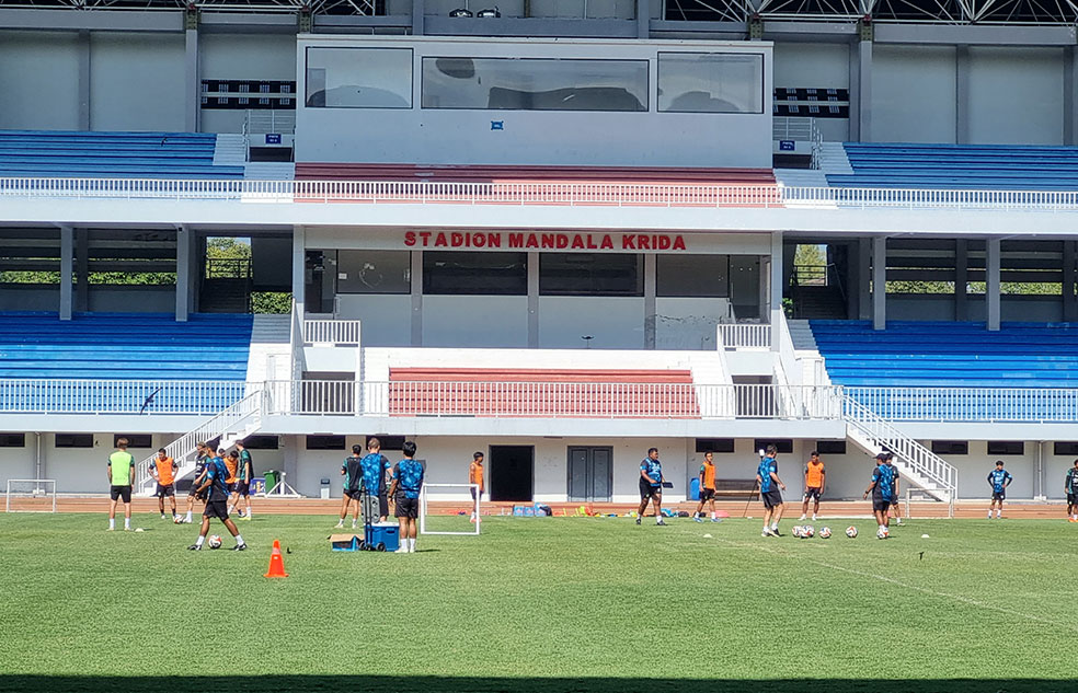 Para pemain PSIM Jogja saat menjalani latihan rutin di Stadion Mandala Krida