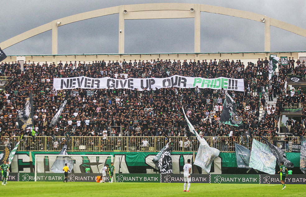 SETIA: Suporter PSS Sleman saat mendukung timnya melawan PSIS Semarang di MagIS (10/1). Nanti malam Sleman Fans kembali ke MagIS.