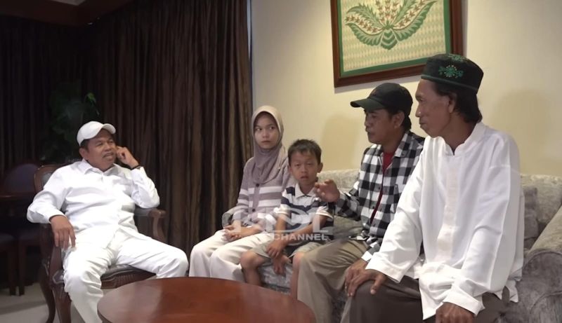 Gubernur Jawa Barat Dedi Mulyadi mengundang Suderajat, penjual es gabus yang viral karena barang dagangannya dikira palsu olh oknum polisi dan TNI.