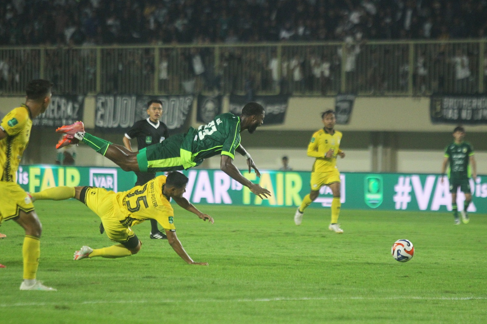 Pemain PSS Sleman Frederic Injai terbang usai dilanggar pemain Barito Putera