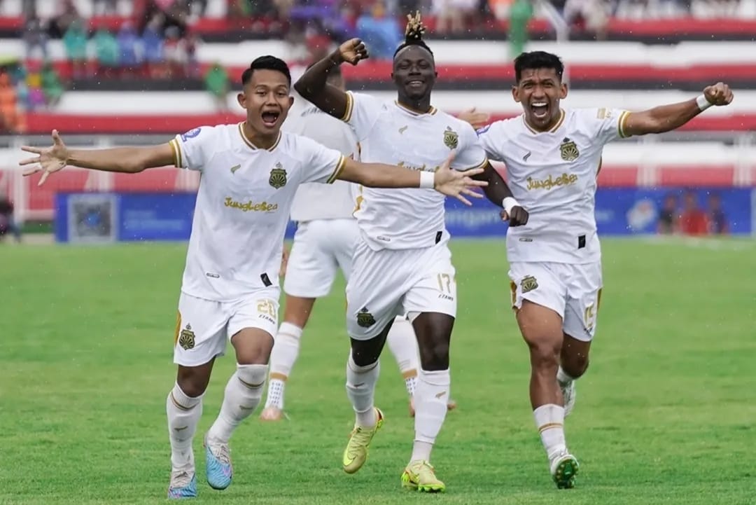 Selebrasi pemain Bhayangkara FC dalam kemenangan atas Malut United