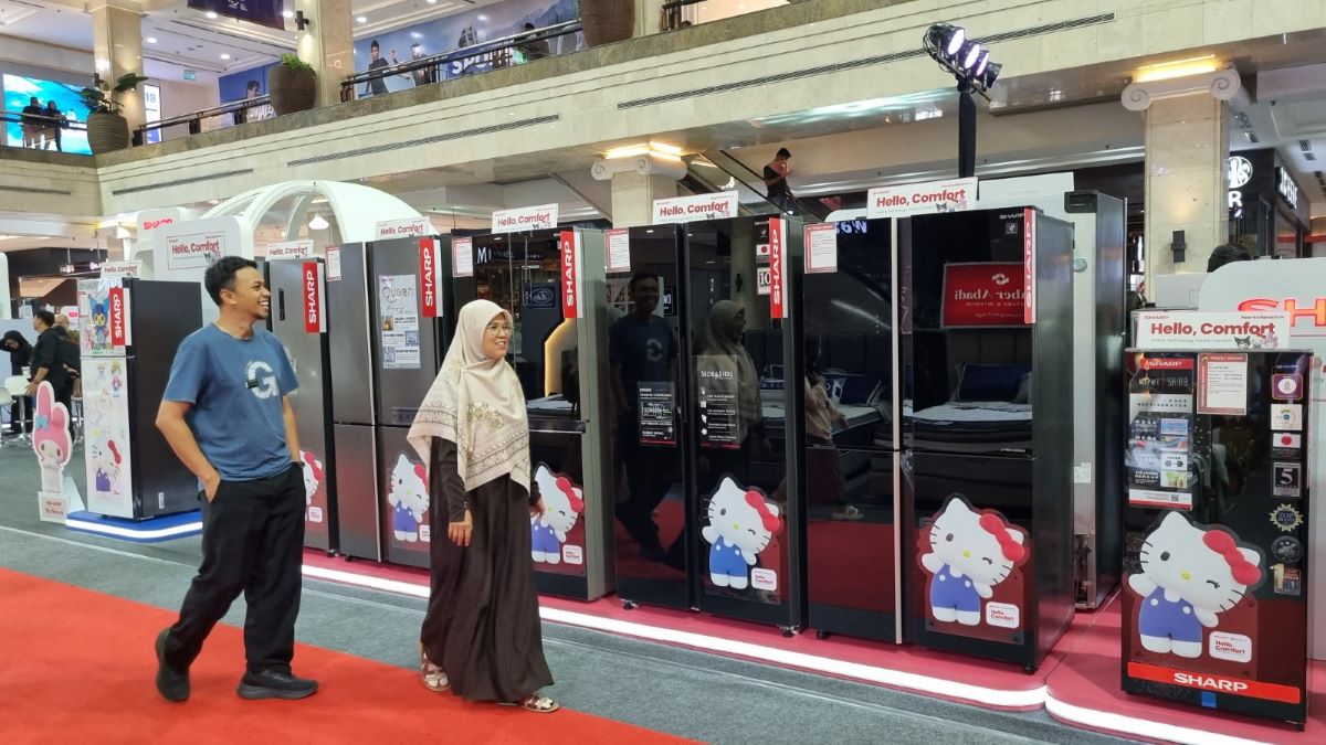 Para pengunjung melihat dan melakukan berbagai aktivasi di pameran produk-produk rumah tangga dari Sharp yang berlangsung di Ambarrukmo Plaza