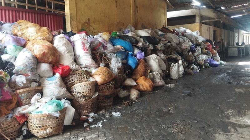 OVERLOAD: Tumpukan sampah rumah tangga banyak ditemukan di depo sampah Pasar Bantul.