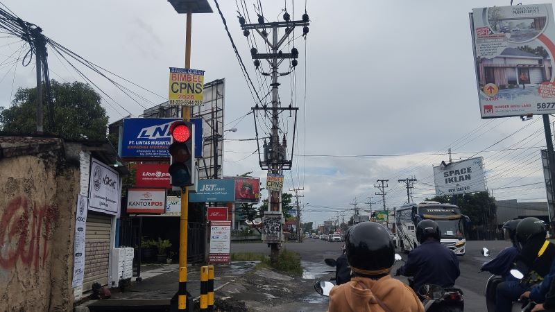 BERFUNGSI: APILL yang berada di Jalan Parangtritis, tepatnya simpang empat ring road selatan Minggu (1/2).