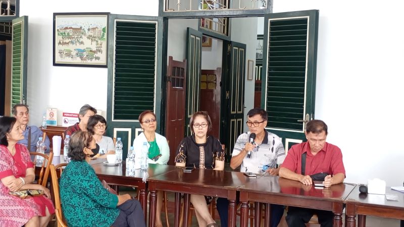 Sejumlah perwakilan dari nasabah Koperasi Simpan Pinjam (Kospin) PAS saat menyampaikan keterangannya di Punokawan Cafe, Ngampilan, Kota Jogja pada Jumat (30/1)