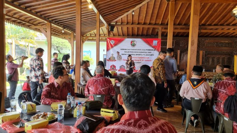 BERDIALOG: Sesi diskusi dan tasyakuran gelar pahlawan nasional yang diterima oleh Soeharto di Jogja Sabtu (31/1).