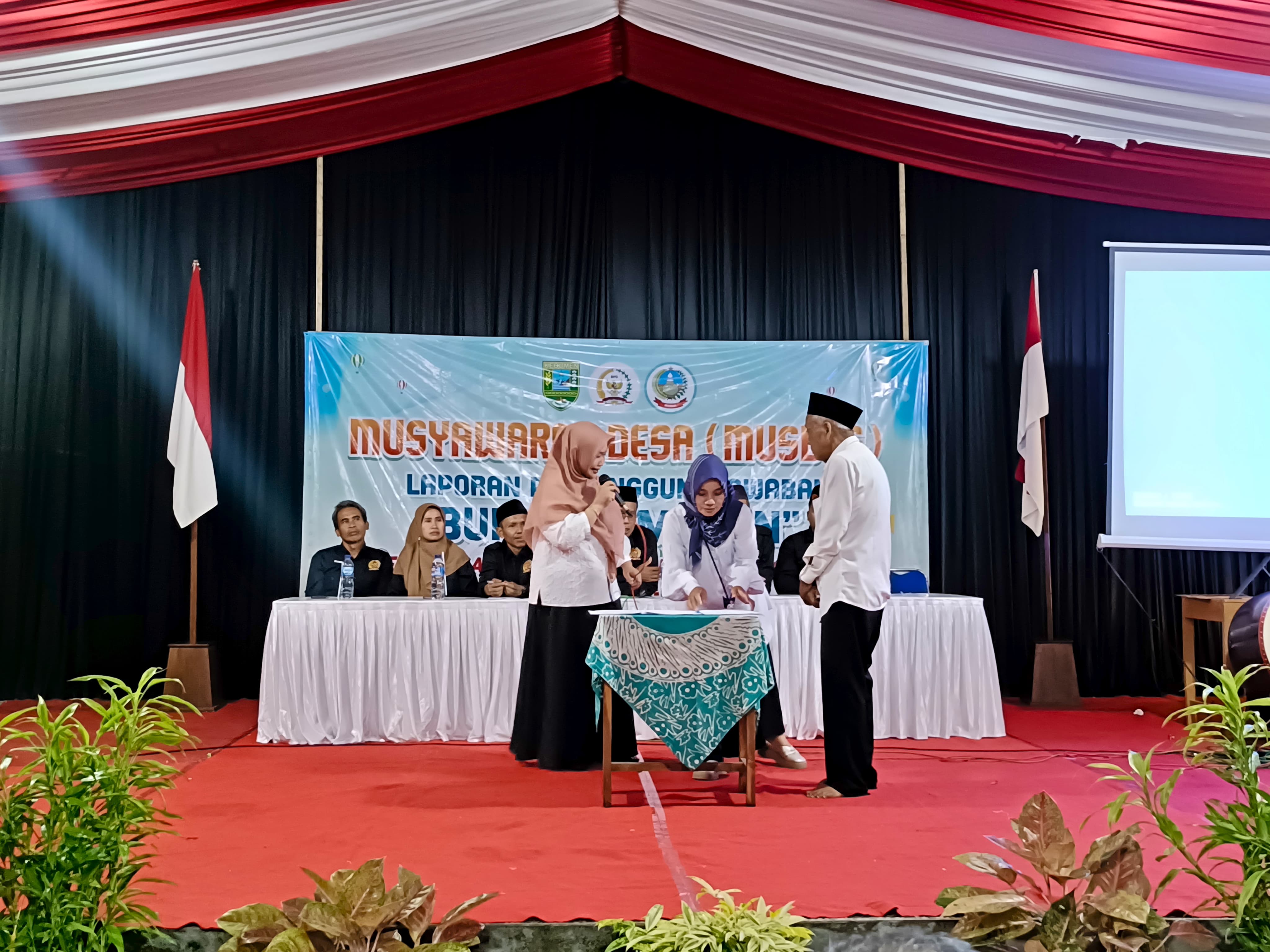 Laporan Pertanggunjawaban (LPJ) tahun 2025 BUMDes Desa Karangsari ditutup melalui Musyawarah Desa (Musdes). (M Hafied/Radar Jogja)