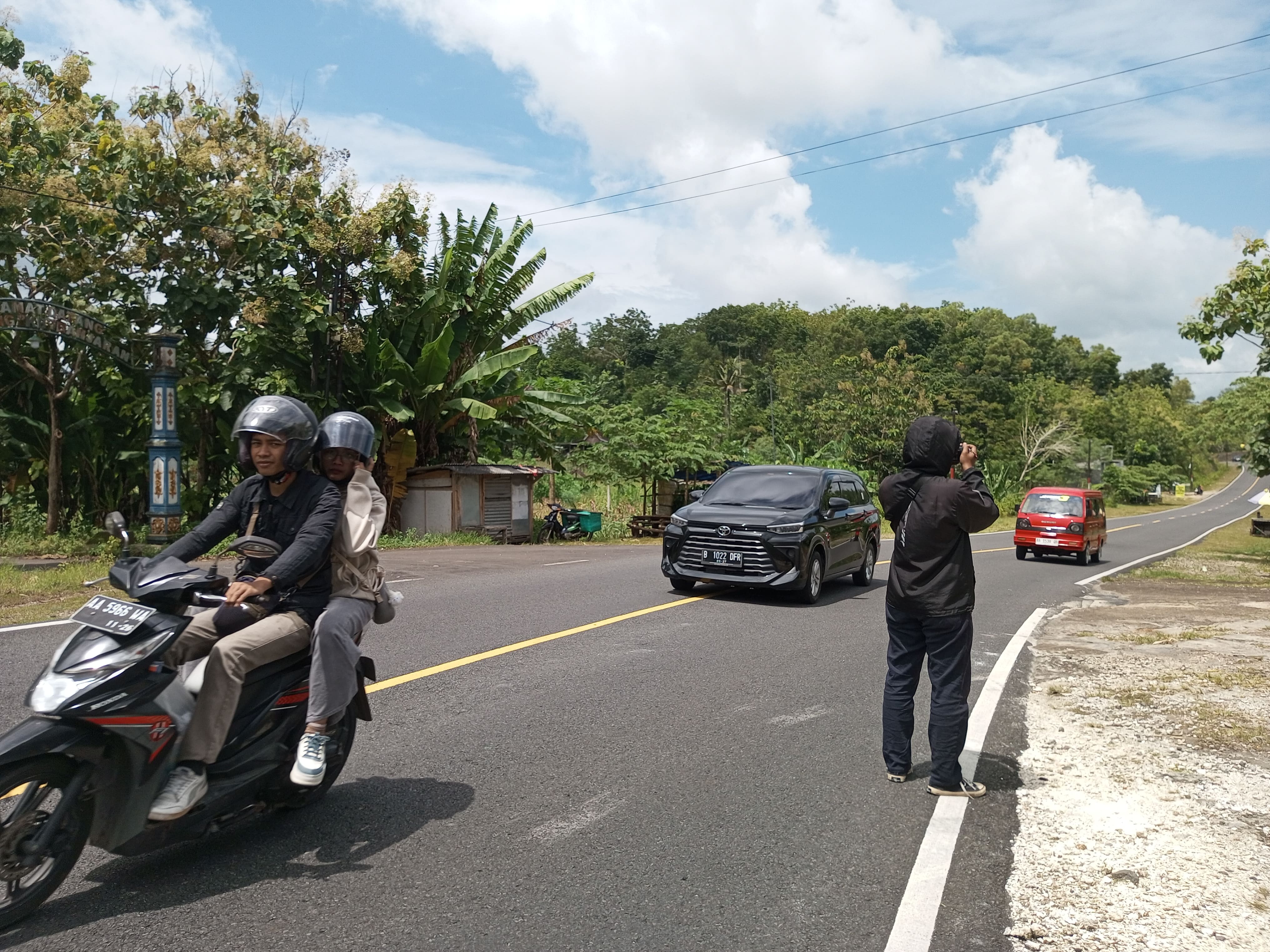 Pengendara sedang melintas di Jalan Jalur Lingkar Selatan (JJLS) Saptosari-Trowono