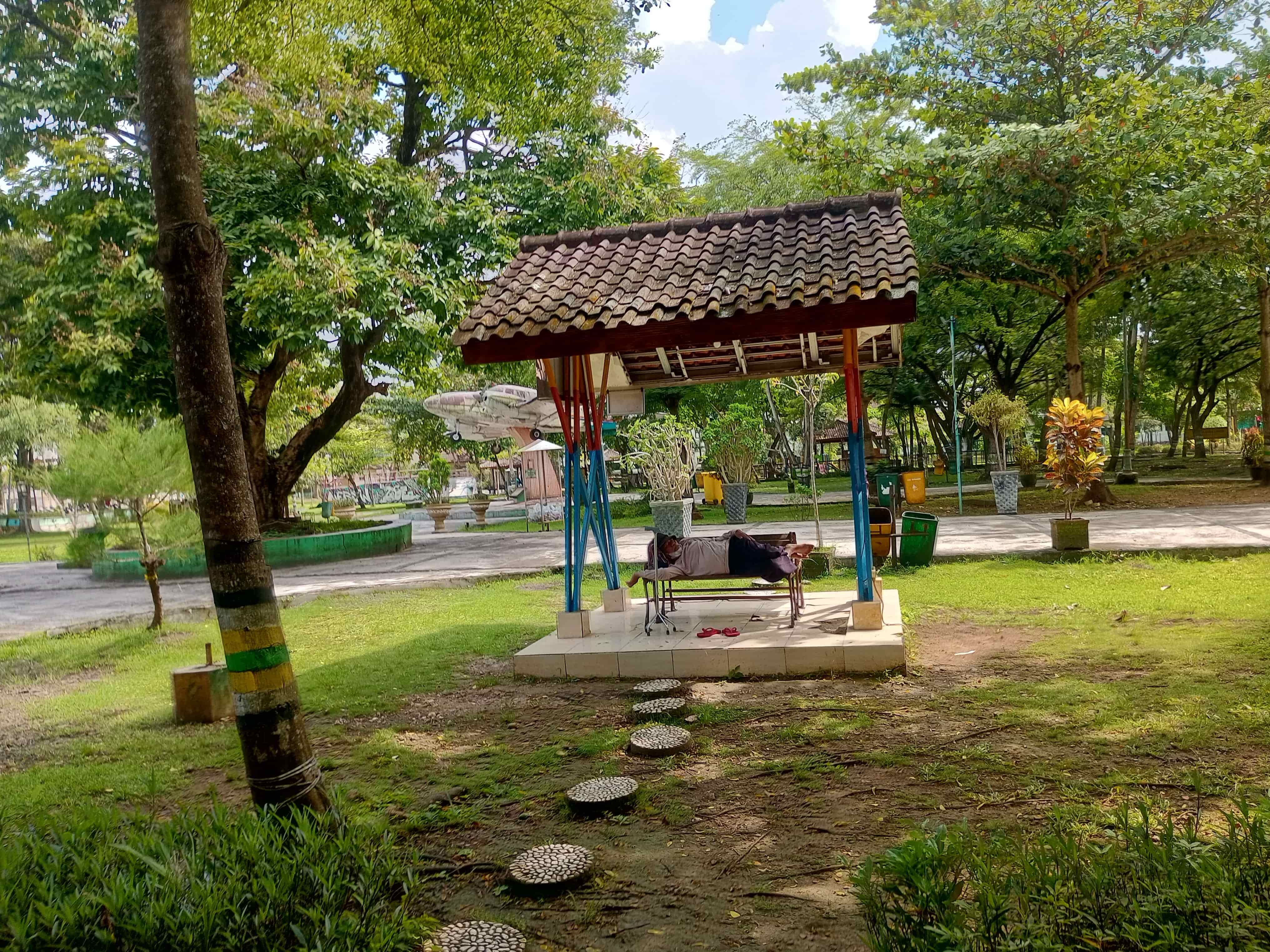 Seorang warga terlihat sedang tidur di kawasan Taman Kota Gunungkidul.  &nbsp;