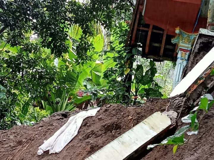 Longsor dan pohon tumbang akibat cuaca ekstrem sempat mengganggu akses jalan pada Minggu (1/2).  &nbsp;