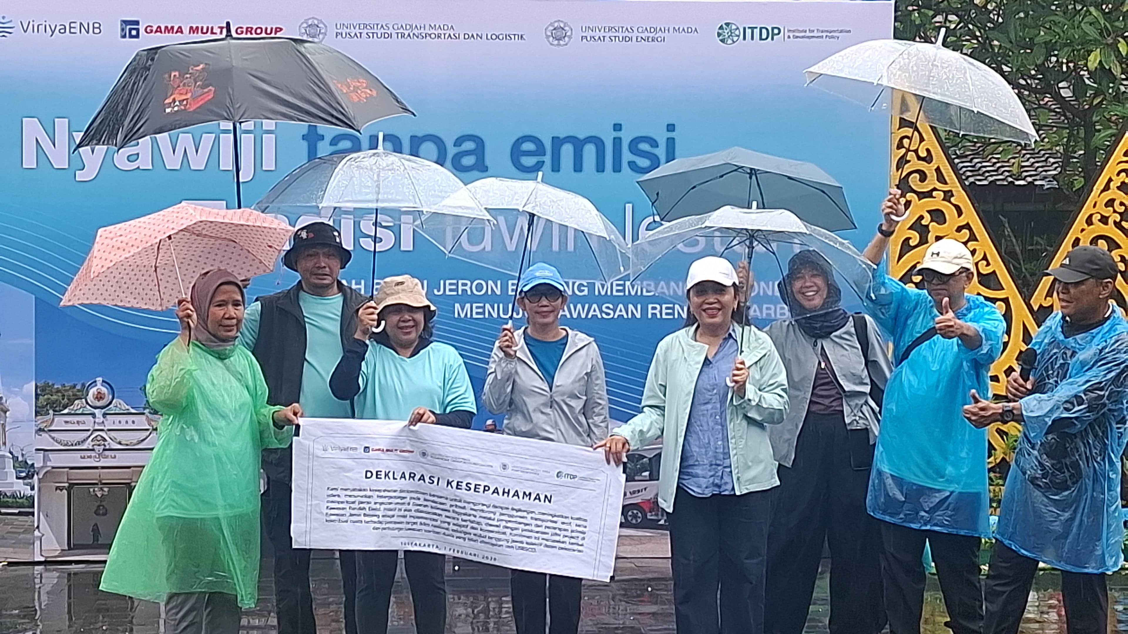 Deklarasi Kawasan Rendah Emisi berlangsung di Plaza Pasar Ngasem Jogja, Minggu, 1 Februari 2026.