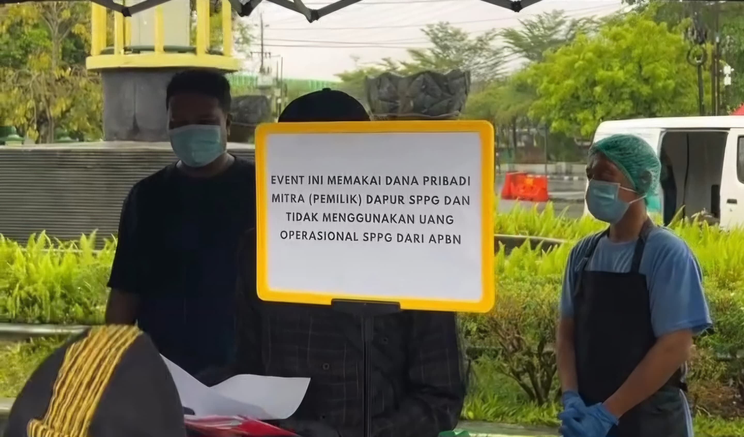 Ratusan Masyarakat mendapat satu porsi food test MBG di Alun-Alun Wates.
