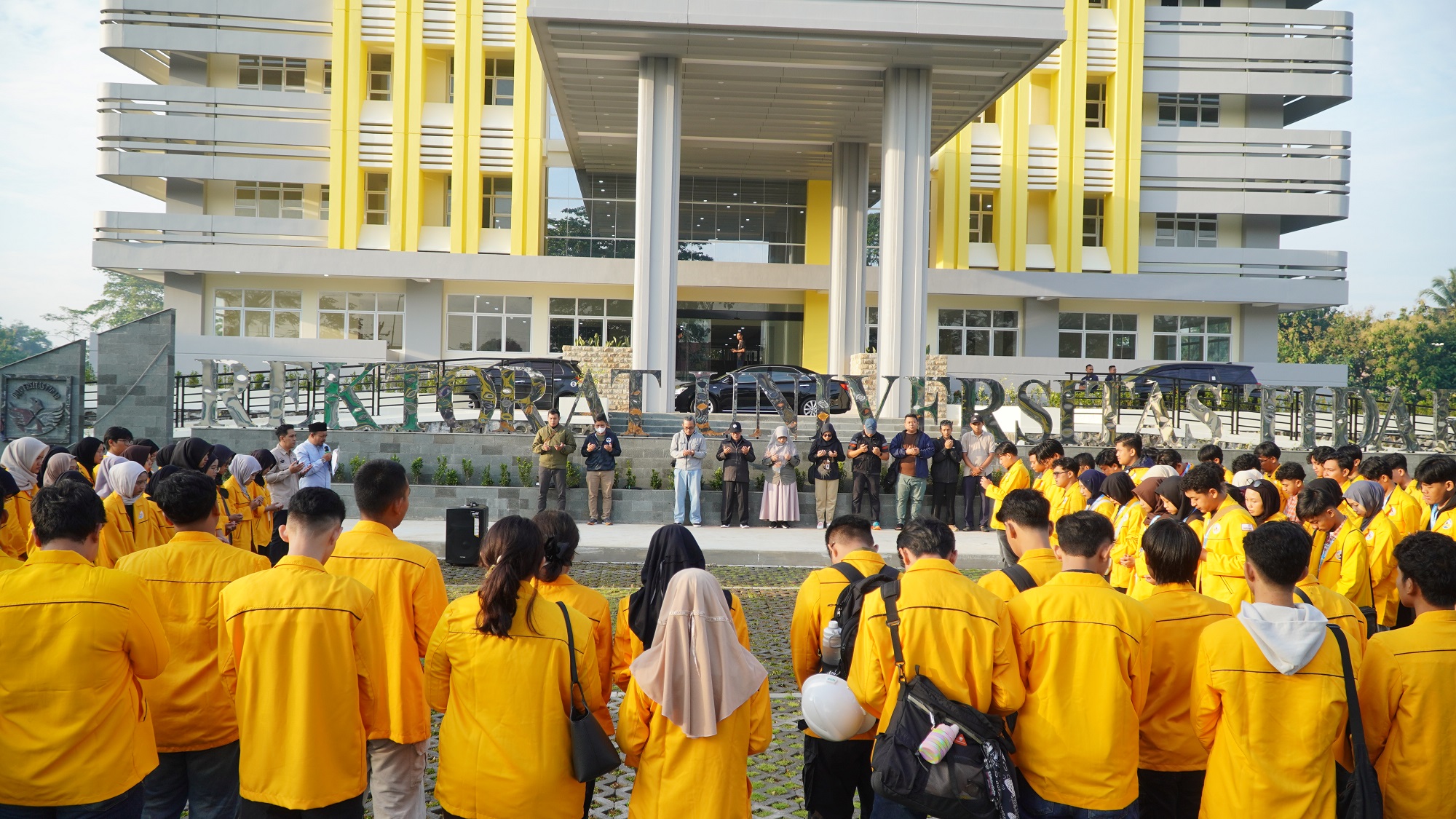 Rektor Untidar dan jajarannya saat melepas keberangkatan rombongan mahasiswa ke Sumatra Barat, Sabtu (31/1).