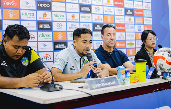 Sesi konferensi pers setelah pertandingan antara PSIM Jogja melawan Borneo FC.
