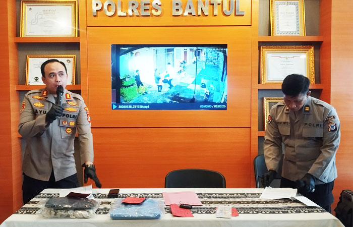 Kapolres Bantul AKBP Bayu Hariyanto menjelaskan rekaman CCTV pelaku yang akan membawa korban ke Gumuk Pasir, Parangtritis dengan Toyota Avanza.