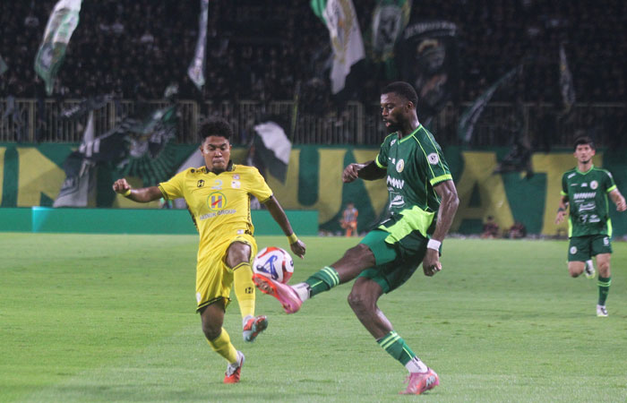 Pemain PSS Sleman Frederic Injai dalam pertandingan Liga 2 di Maguwoharjo International Stadium, Sabtu (31/1).