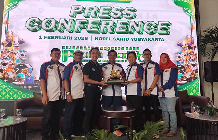 Para pengurus Pengda PDBI DIJ dan Presiden Asian Marching Band Confederation (AMBC) Sehat Kurniawan Saiman di Hotel Sahid Raya, Minggu (1/2).