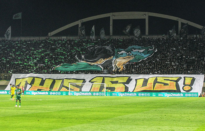KREATIF: Suporter PSS Sleman saat mendukung timnya di Maguwoharjo International Stadium (MaglS).