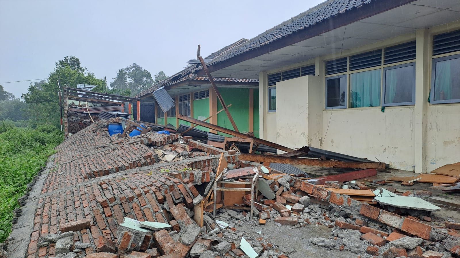 Dampak hujan dan angin kencang SMPN 2 Kalasan
