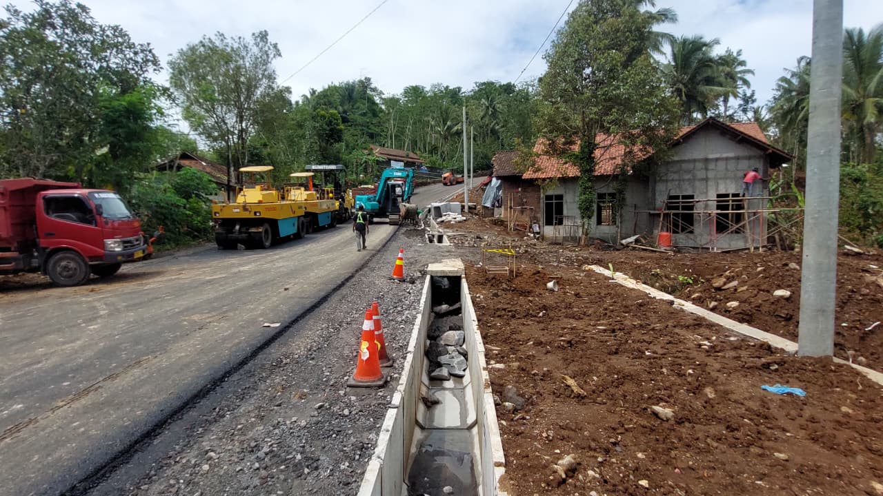 BERBENAH: Jalan Plono-Nglinggo mendapat perbaikan untuk akses pariwisata